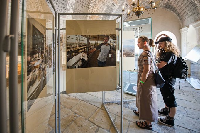 Navštevníci festivalu si prohlížejí výstavu fotografií Karla Cudlína.