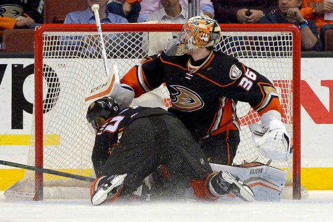 John Gibson (Anaheim Ducks) v NHL 2015-16