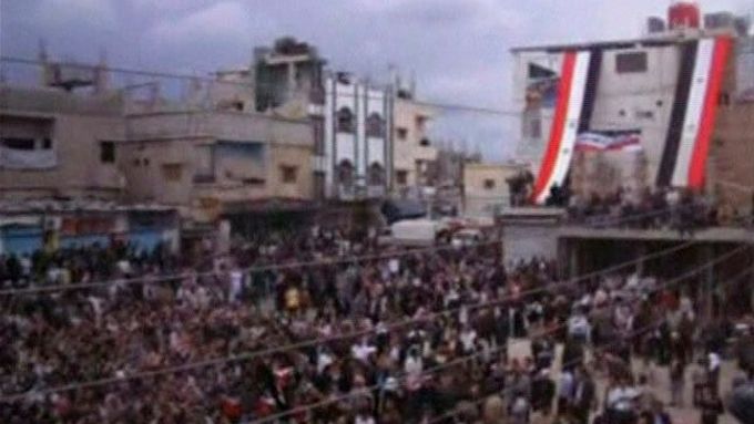 Snímek převzatý z videozáběru ukazuje masivní podporu protestu ve městě Jasim.
