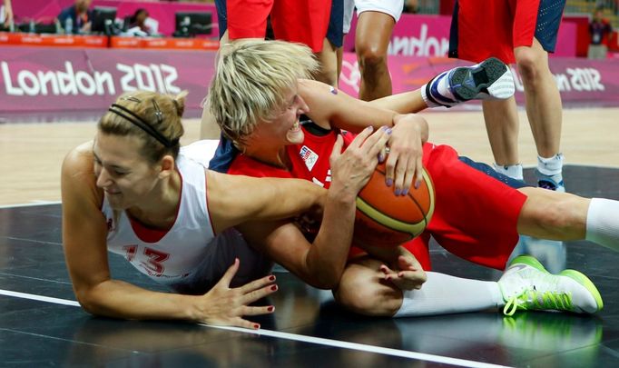 Česká basketbalistka Hana Horáková (vpravo) bojuje vleže o míč s Chorvatkou Mirnou Mazičovou v utkání skupiny A na OH 2012 v Londýně.