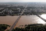 Řeka Visla ve Varšavě se pořádně roztáhla.