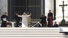 Pope Benedict XVI waves to the faithful after arriving in St Peter's Square to hold his last general audience at the Vatican February 27, 2013. The weekly event which would normally be held in a vast auditorium in winter, but has been moved outdoors to St. Peter's Square so more people can attend. The pope has two days left before he takes the historic step of becoming the first pontiff in some six centuries to step down instead of ruling for life. REUTERS/Max Rossi (VATICAN - Tags: RELIGION) Published: Úno. 27, 2013, 10:25 dop.