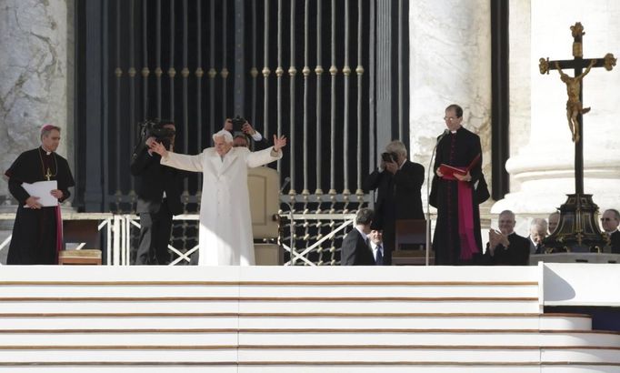 Pope Benedict XVI waves to the faithful after arriving in St Peter's Square to hold his last general audience at the Vatican February 27, 2013. The weekly event which would normally be held in a vast auditorium in winter, but has been moved outdoors to St. Peter's Square so more people can attend. The pope has two days left before he takes the historic step of becoming the first pontiff in some six centuries to step down instead of ruling for life. REUTERS/Max Rossi (VATICAN - Tags: RELIGION) Published: Úno. 27, 2013, 10:25 dop.