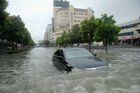 Záplavy zasáhly 17 milionů Číňanů, padlo už 42 000 domů