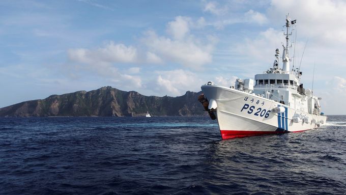 Japonská loď před ostrovy Senkaku, na které si dělá nárok také Peking.