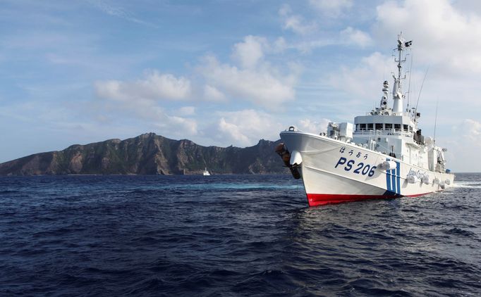 Japonská loď před ostrovy Senkaku, na které si dělá nárok také Peking.