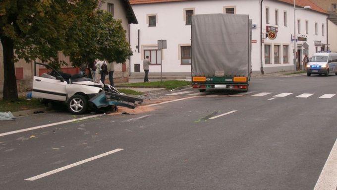 Nehoda kamionu, audi a cyklistky stála řidiče život