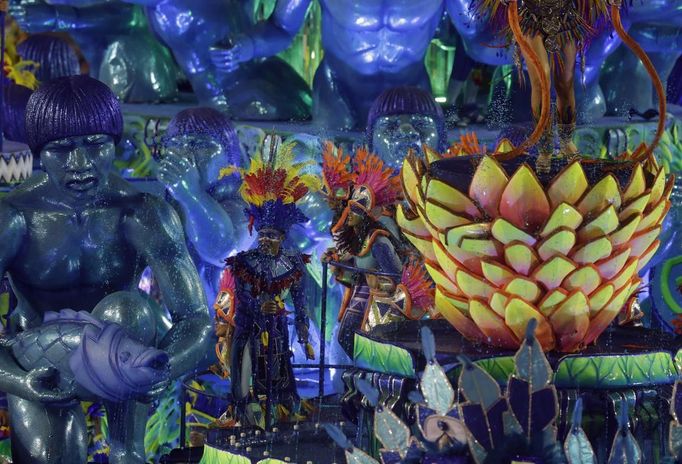 Revellers of Portela samba school participate in the annual Carnival parade in Rio de Janeiro's Sambadrome February 11, 2013. REUTERS/Ricardo Moraes (BRAZIL - Tags: SOCIETY) Published: Úno. 11, 2013, 7:39 dop.