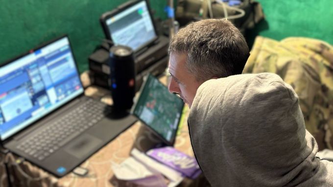 Pilot je plně soustředěný na cíl. Shoz se podařil a první, druhá i třetí bomba padá přímo k minometu. Zásah.