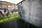 Muž, na jehož garáž namaloval Banksy své nové dílo, je zoufalý z velkého zájmu lidí