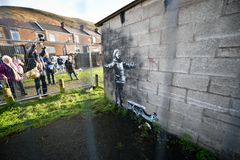 Muž, na jehož garáž namaloval Banksy své nové dílo, je zoufalý z velkého zájmu lidí