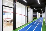 Každou z deseti zasedacích místností architekti firmy CAPEXUS navrhli tak, aby odkazovala na konkrétní sportovní odvětví. Najdete tady zasedačku jako squashové hřiště,...