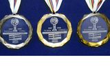 Takto vypadají medaile udělované za umístění v celkovém pořadí Světového poháru. Světové federace odmění nejlepších šest běžců na lyžích, Lukáš Bauer se může těšit na medaili na snímku uprostřed.