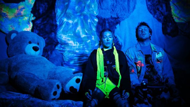 Balíček s bílým práškem 'jen za pětikilo' a žádná místa k sezení. I tohle je divadlo