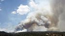 Smoke rises as the Waldo Canyon fire west of Colorado Springs, Colorado continues to grow, June 26, 2012. A fast-growing wildfire in Colorado forced 11,000 people from their homes at least briefly and threatened popular summer camping grounds beneath Pikes Peak, whose vistas helped inspire the patriotic tune "America the Beautiful." REUTERS/Rick Wilking (UNITED STATES - Tags: DISASTER ENVIRONMENT) Published: Čer. 26, 2012, 10:01 odp.