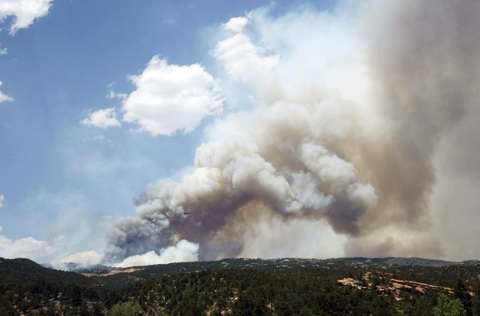 Smoke rises as the Waldo Canyon fire west of Colorado Springs, Colorado continues to grow, June 26, 2012. A fast-growing wildfire in Colorado forced 11,000 people from their homes at least briefly and threatened popular summer camping grounds beneath Pikes Peak, whose vistas helped inspire the patriotic tune "America the Beautiful." REUTERS/Rick Wilking (UNITED STATES - Tags: DISASTER ENVIRONMENT) Published: Čer. 26, 2012, 10:01 odp.