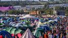 Pohled do areálu festivalu Glastonbury.