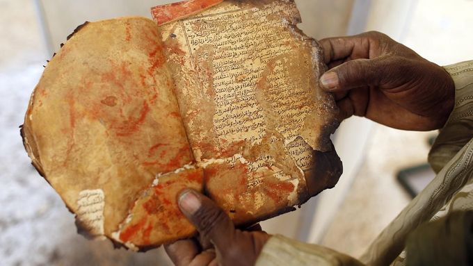 Jeden ze vzácných rukopisů poničený při řádění islamistů v Timbuktu.