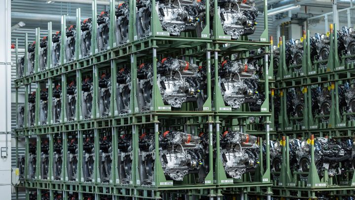 Krádež ve velkém stylu. Zaměstnanci Mercedesu si přilepšovali prodejem motorů; Zdroj foto: Mercedes-Benz
