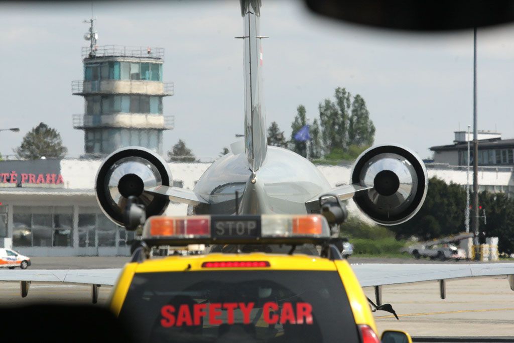 DC-3 na letišti v Ruzyni