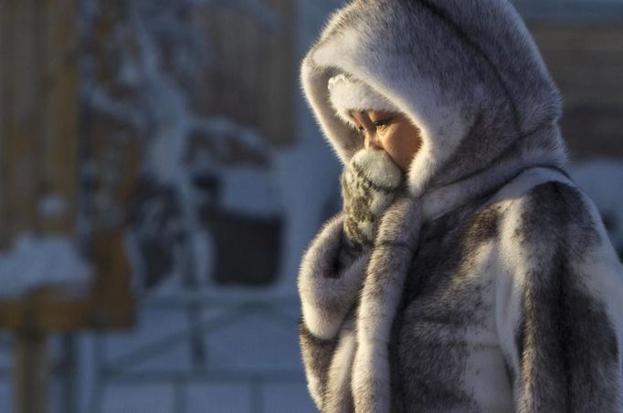 A woman wrapped in fur is pictured in the village of Tomtor in the Oymyakon valley, in the Republic of Sakha, northeast Russia, January 28, 2013. The coldest temperatures in the northern hemisphere have been recorded in the Oymyakon valley, where according to the United Kingdom Met Office a temperature of -67.8 degrees Celsius (-90 degrees Fahrenheit) was registered in 1933 - the coldest on record in the northern hemisphere since the beginning of the 20th century. Yet despite the harsh climate, people live in the valley, and the area is equipped with schools, a post office, a bank, and even an airport runway (albeit open only in the summer). Picture taken January 28, 2013. REUTERS/Maxim Shemetov (RUSSIA - Tags: SOCIETY ENVIRONMENT) ATTENTION EDITORS: PICTURE 8 OF 27 FOR PACKAGE 'THE POLE OF COLD' SEARCH 'MAXIM COLD' FOR ALL IMAGES Published: Úno. 18, 2013, 11:25 dop.