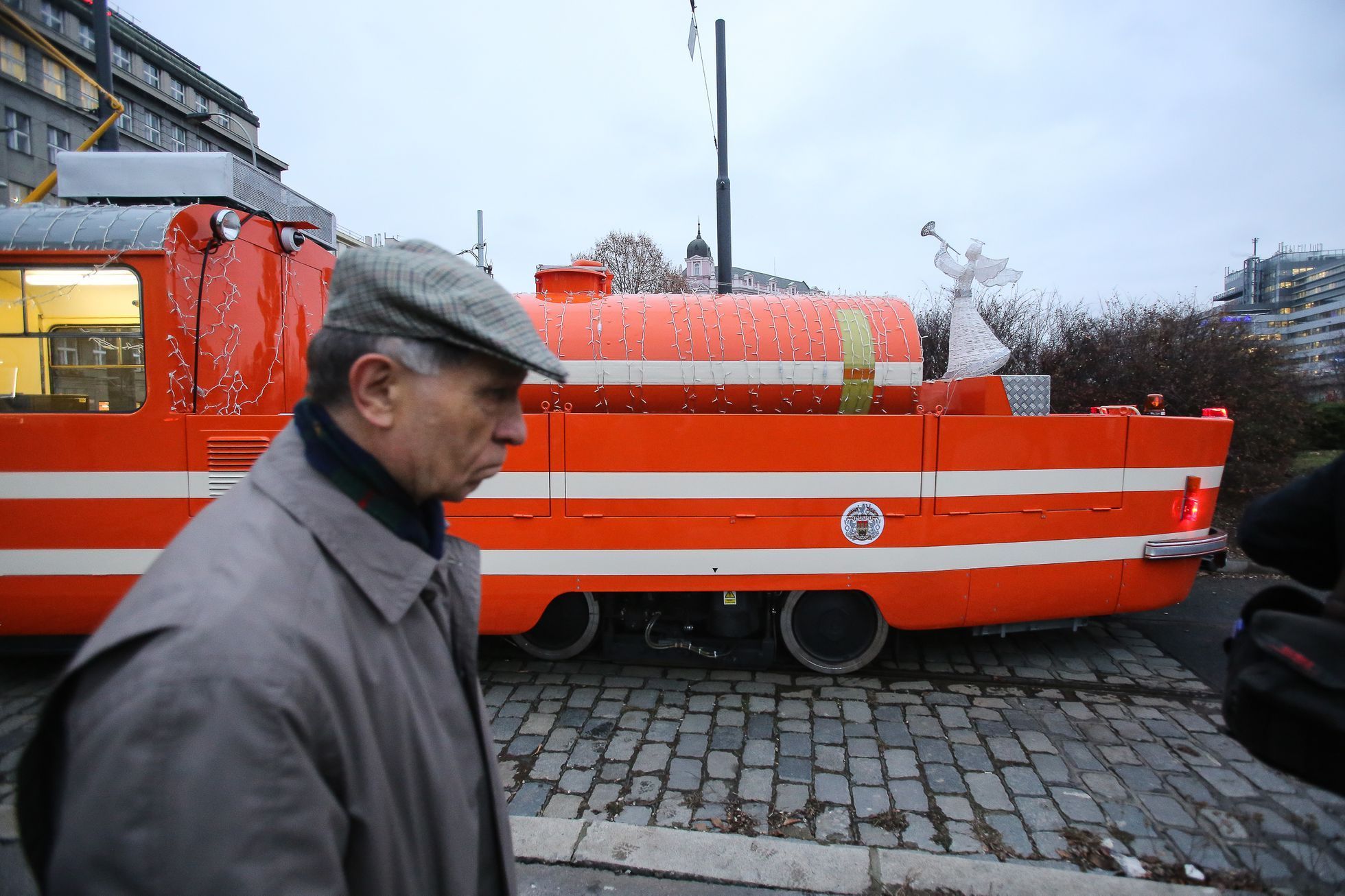 Mazací tramvaj v Praze vánočně svítí a jede, 19.12.2016