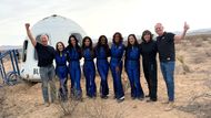 Popová hvězda Katy Perry a dalších pět žen se v pořádku vrátily na Zemi poté, co se vydaly do vesmíru na palubě rakety Blue Origin Jeffa Bezose.