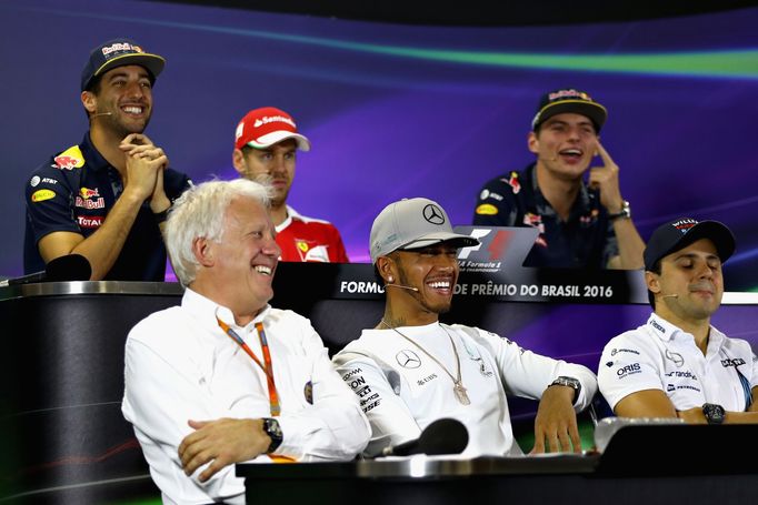 Charlie Whiting (vlevo dole) na tiskové konferenci s piloty F1 před GP Brazílie 2016.