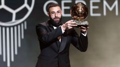 Zlatý míč 2022: Karim Benzema (Real Madrid) s trofejí pro vítěze ankety