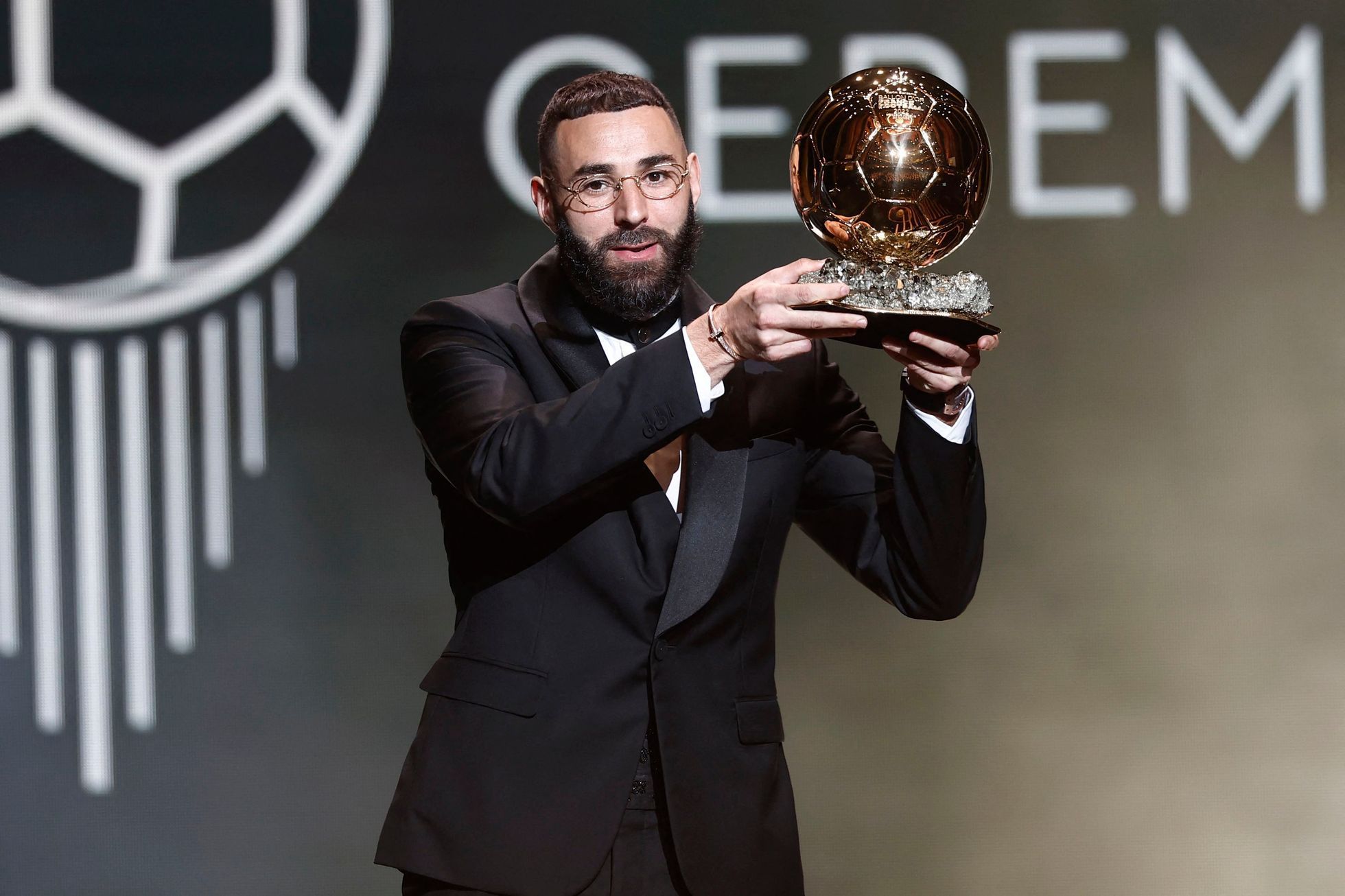 Zlatý míč 2022: Karim Benzema (Real Madrid) s trofejí pro vítěze ankety