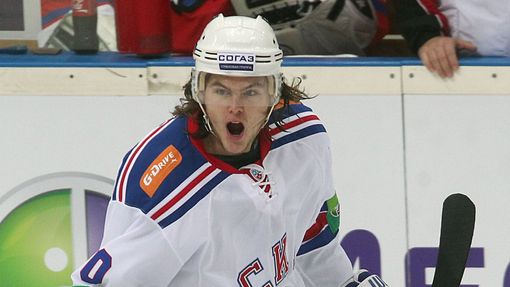 Hokejista SKA Petrohrad Viktor Tichonov v utkání KHL proti Lvu Praha.