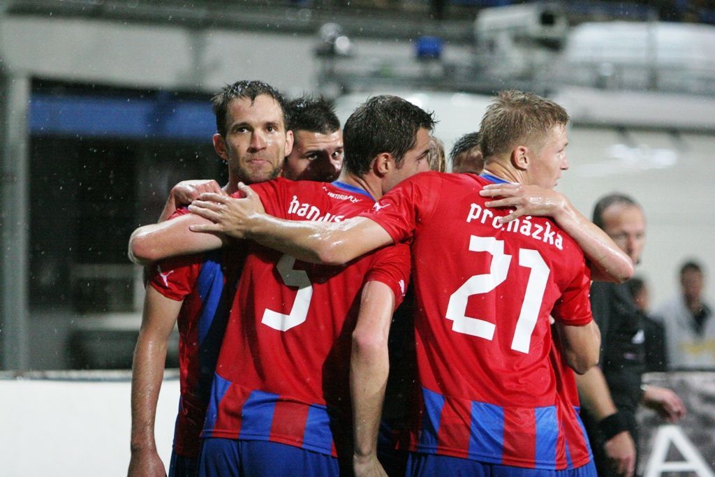 Fotbalisté Plzně slaví gól Marka Bakoše v odvetném kvalifikačním utkání Evropské ligy 2012/13 mezi Plzní a Lokerenem.