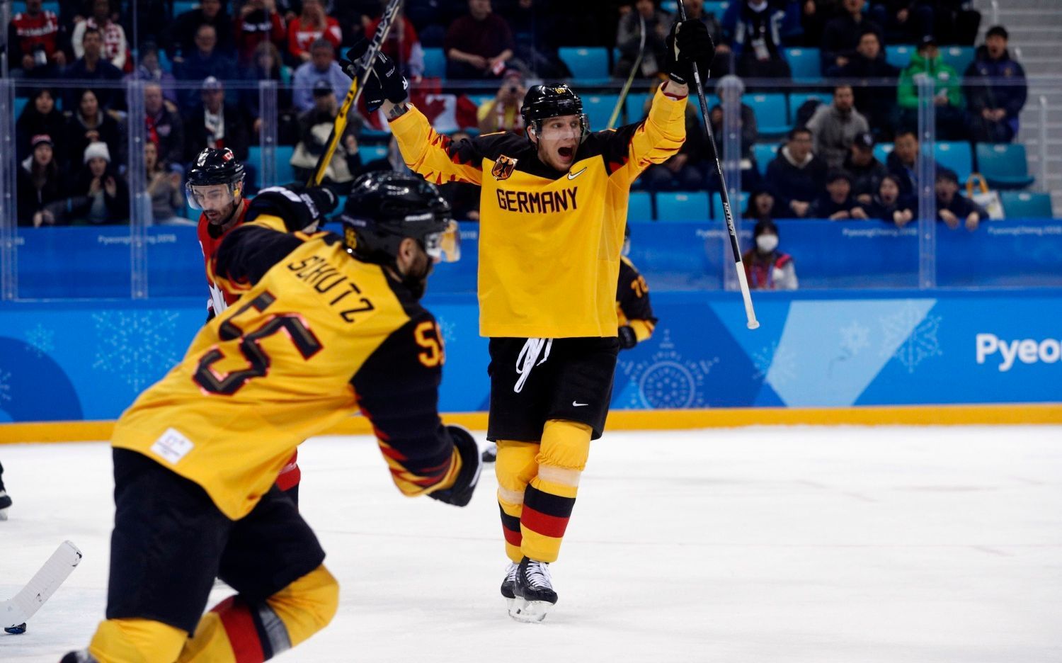Němci slaví gól na 0:1 v semifinále Kanada - Německo na ZOH 2018