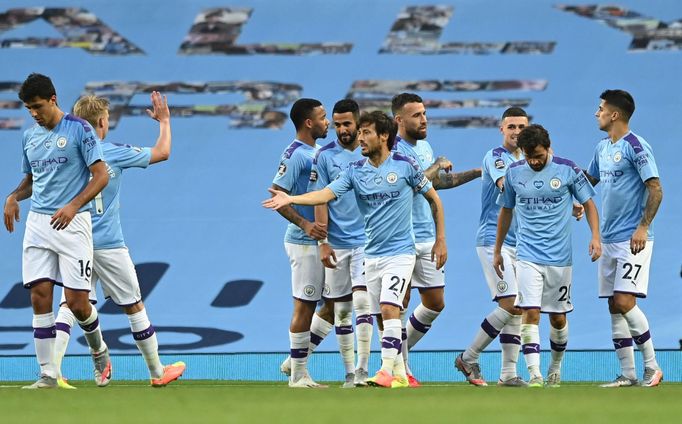 Slavící fotbalisté City v utkání proti Burnley.