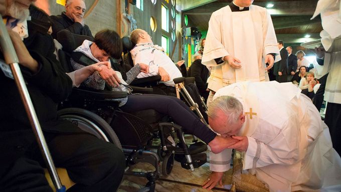 Papež František omývá nohy handicapovaným v ústavu na okraji Říma.