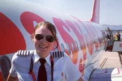 "Nejmladší pilotka na světě" má přitáhnout ženy k létání. EasyJet představil 26letou kapitánku