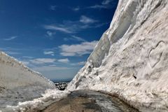 Neobyčejná podívaná v Krkonoších. Jízda kolem šestimetrové stěny sněhu