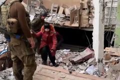Video: Velmi složitá evakuace. V ruinách Azovstalu se skrývaly matky s novorozenci
