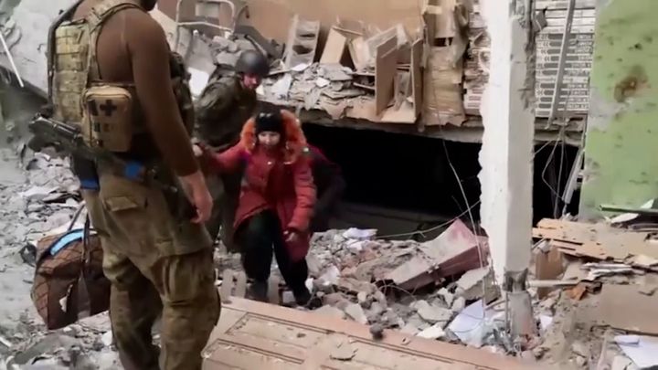 Video: Velmi složitá evakuace. V ruinách Azovstalu se skrývaly matky s novorozenci; Zdroj foto: Associated Press
