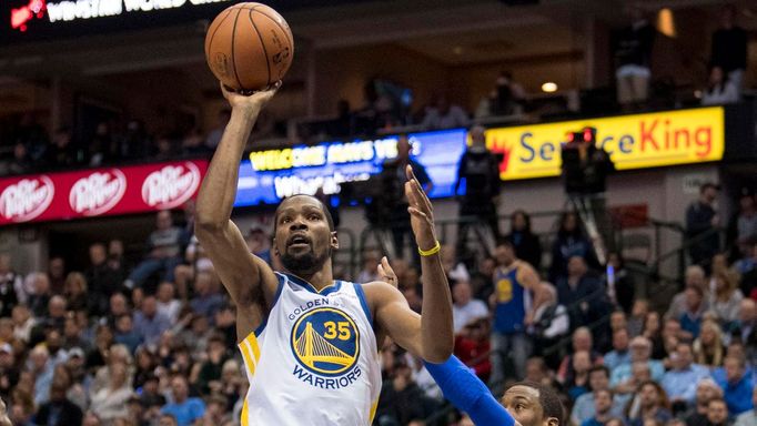 basketbal, NBA 2018/2019, Dallas - Golden State, hostující Kevin Durant střílí přes Harrisona Barnese