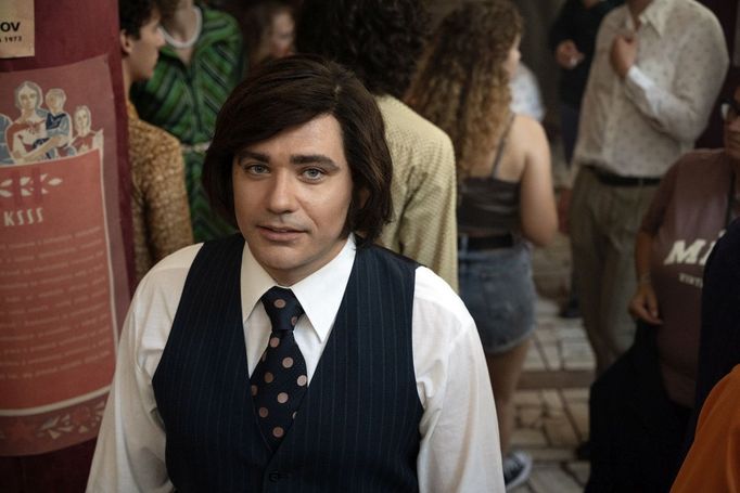 Vojta Kotek si v novém hudebním filmu Duchoň zahrál Karla Gotta.