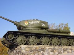 Tank na podstavci je vzpomínkou na válku v roce 1992, kdy podněsterští separatisté s pomocí ruských vojáků a dobrovolníků odolali snaze moldavské armády o dobytí Podněstří a jeho začlenění do Moldavska.