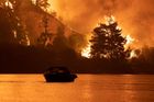 Čeští hasiči vyrazili do Řecka, kolegům od Atén pomůžou v boji s lesními požáry