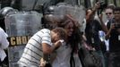 Supporters of the native Indian community clash with riot police near the Brazilian Indian Museum in Rio de Janeiro March 22, 2013. Brazilian military police took position early morning outside the abandoned Indian museum, where a native Indian community of around 30 individuals have been living since 2006. The Indians were summoned to leave the museum in 72 hours by court officials since last week, local media reported. The group is fighting against the destruction of the museum, which is next to the Maracana Stadium. REUTERS/Sergio Moraes (BRAZIL - Tags: CIVIL UNREST POLITICS) Published: Bře. 22, 2013, 6 odp.