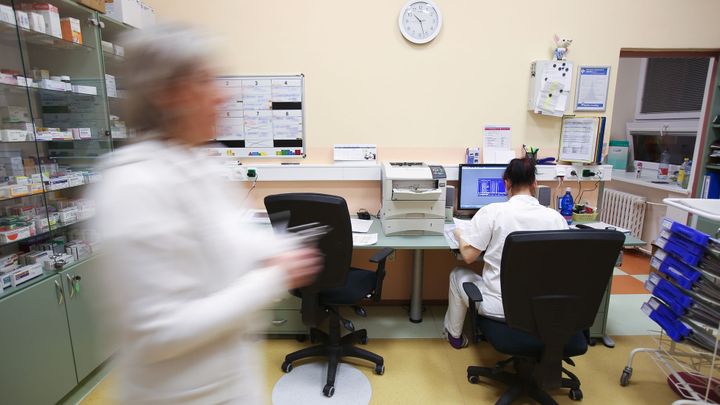 Kdo jiný může jíst rohlíky po pacientech, když je nesní? Šéf nemocnice sestry šokoval