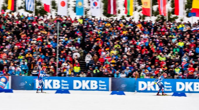 SP 2017-18 Oberhof, sprint Ž: Eva Puskarčíková (35) a Lucie Charvátová (53)