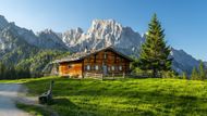 V národním parku Weissbach, která je nedaleko jezera Zell am See, stojí dřevěná chata Litzlalm. Patří farmářům, kteří se dělí o okolní pastviny. Seriáloví tvůrci ji proměnili v horskou boudu strýce Ludwiga.