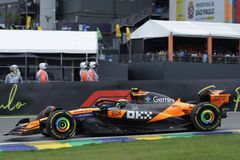 Karta se dál obrací. Norris vyhrál i hlavní závod, Piastriho zbrzdil trest