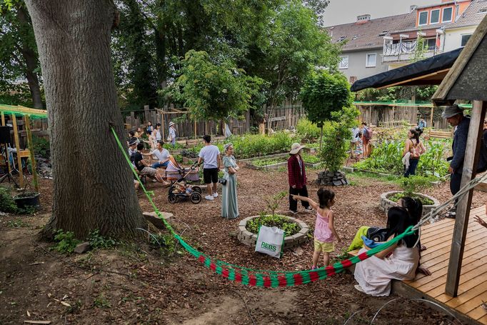 Hanojský kolektiv nazvaný Nhà Sàn vypěstoval zahradu ze semínek a plodů, které věnovali příslušíci německé vietnamské menšiny.