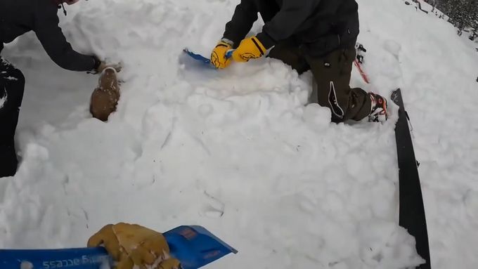 Pes uvíznul pod lavinou, podařilo se ho zachránit až po 20 minutách